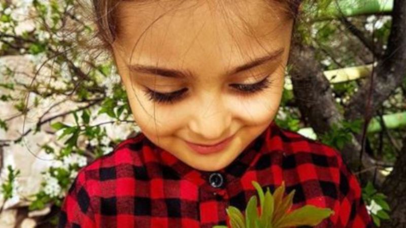 Małą Irankę nazwano najpiękniejszą dziewczynką na świecie. Kolor jej oczu zachwyca najbardziej!