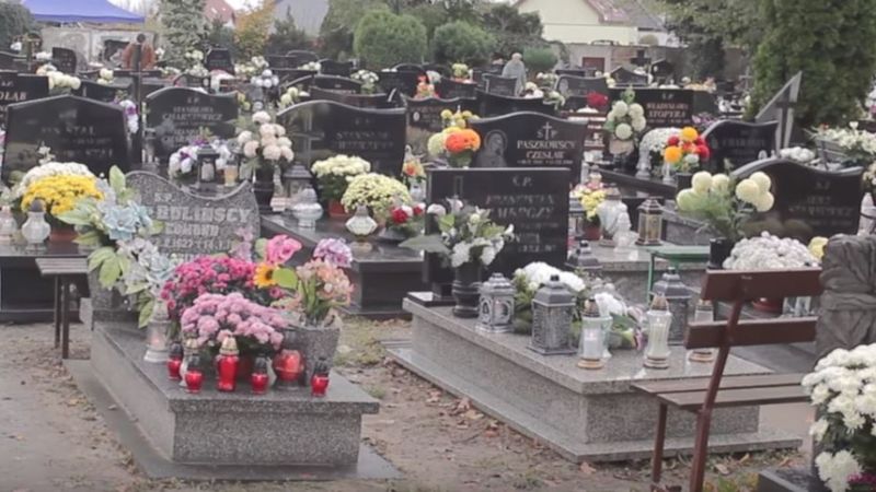 Na cmentarzu we Wrocławiu znaleziono ludzkie szczątki w kartonie. Była też kartka z prośbą