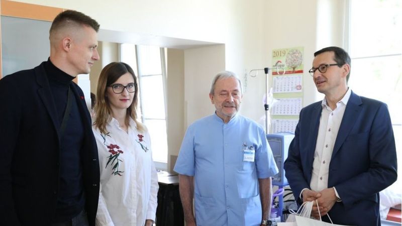 Premier Morawiecki odwiedził sześcioraczki. Wręczył ich rodzicom wyjątkowy prezent
