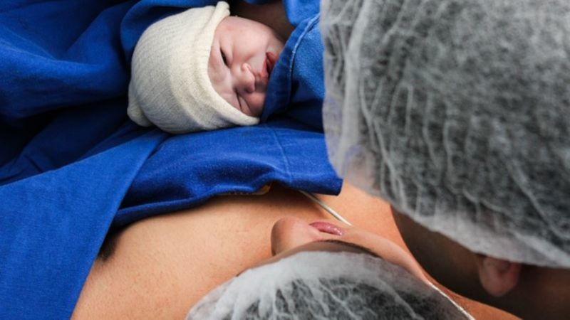 Malutka Anastazja urodziła się ze złamaną rączką i innymi urazami. Rodzice powiadomili policję