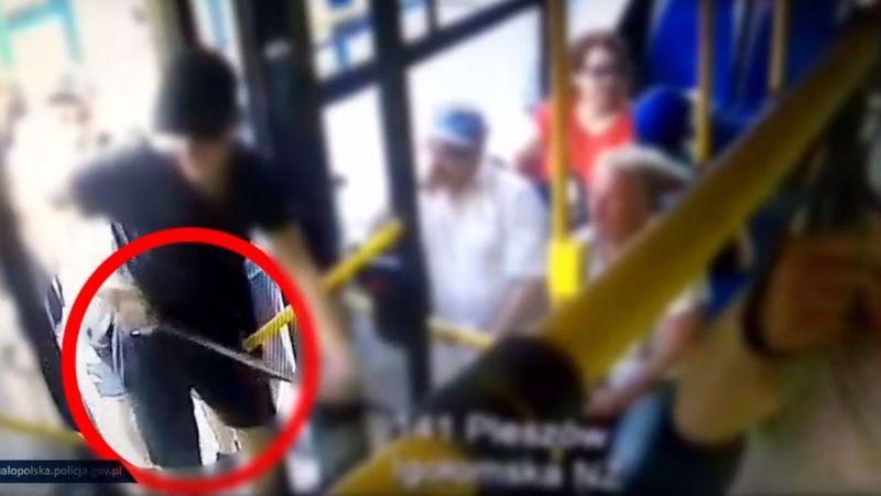 atak maczetą w autobusie w Krakowie