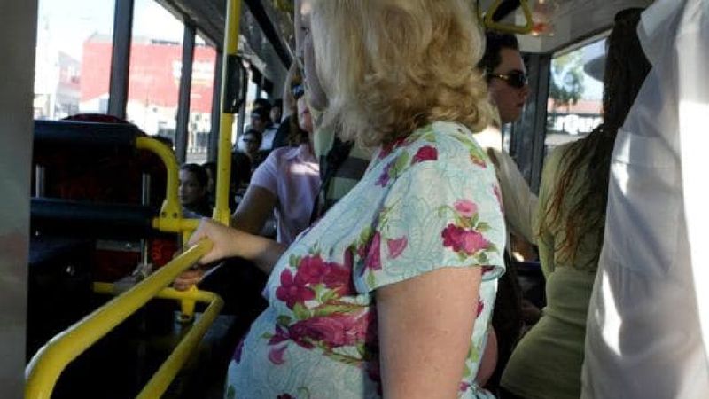 Ciężarna zasłabła w autobusie, bo nikt nie ustąpił jej miejsca. Słowa siedzących kobiet doprowadziły ją do łez