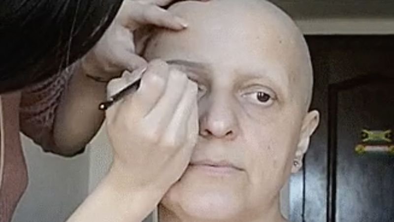 Pomalowała chorą na raka mamę i założyła jej perukę. Kobieta zmieniła się nie do poznania