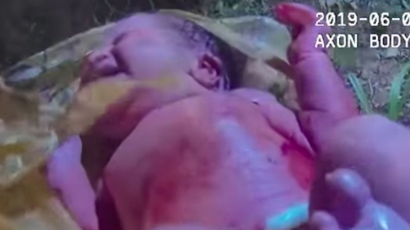 Z lasu dobiegał płacz dziecka. Policjanci znaleźli noworodka uwięzionego w worku