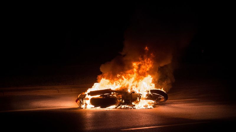 Motocyklista wyprzedzał kilka aut i doszło do wypadku. „Motocykl stanął w płomieniach”