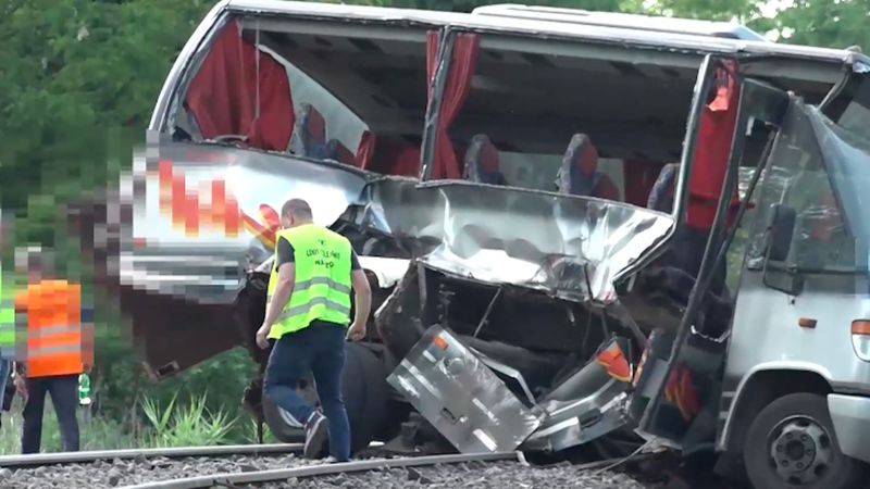 Kierowca autobusu nie zatrzymał się na przejeździe i wjechał pod pociąg. Zdjęcia przerażają