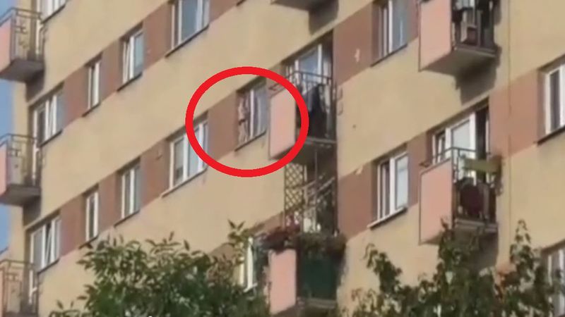 3-letni chłopiec wyszedł na parapet na 7. piętrze. W środku był jego pijany ojciec