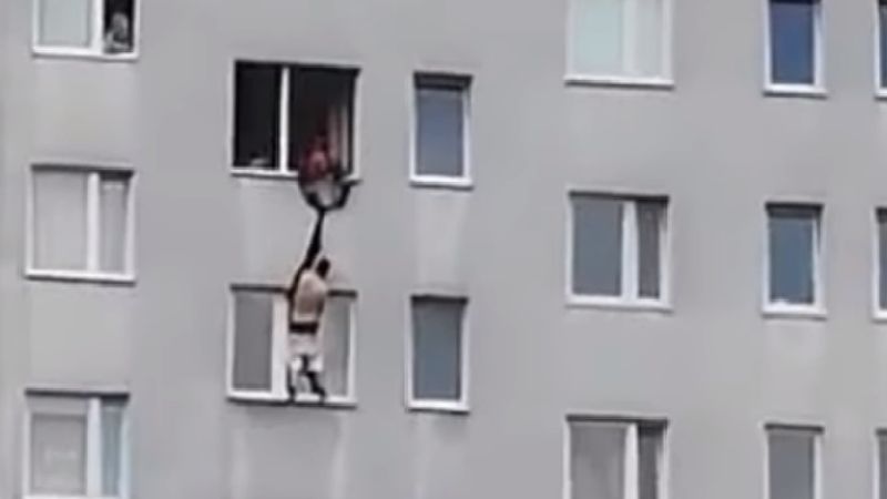 Mężczyzna chciał wyskoczyć z okna bloku w Krakowie. Wszystko zostało nagrane