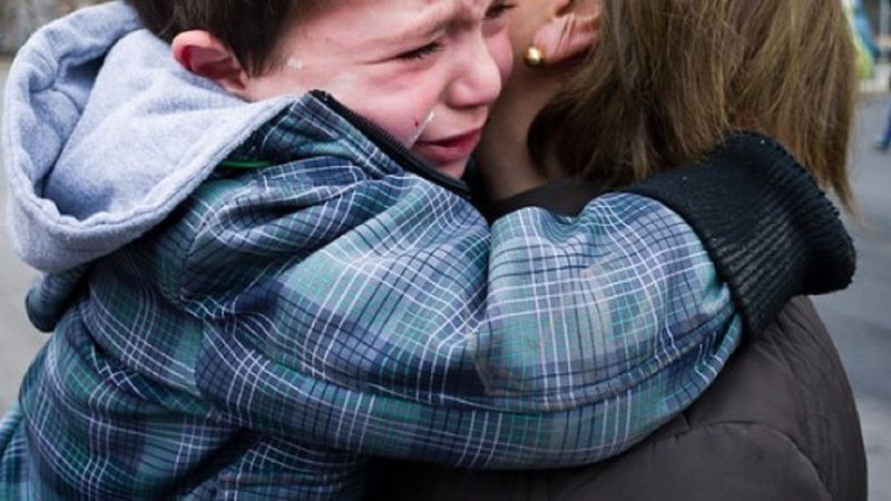 8-letni syn rzucił jej się w ramiona po lekcjach. Nie chce więcej wracać do szkoły
