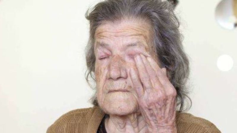 70-latkę wypisano ze szpitala w samej piżamie. Zrozpaczona o 5 rano wracała pieszo do domu