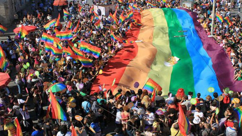 przeciwnik LGBT jest gejem