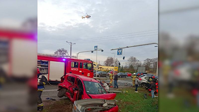 Tragiczny wypadek w Sławkowie. Dwa samochody zmiażdżone, kilka osób zakleszczonych