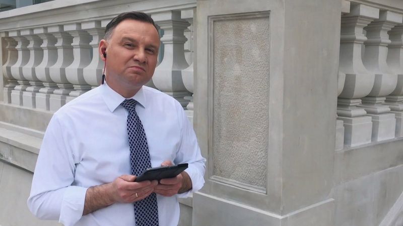 Andrzej Duda rapuje. Prezydent wziął udział w #hot16challenge2