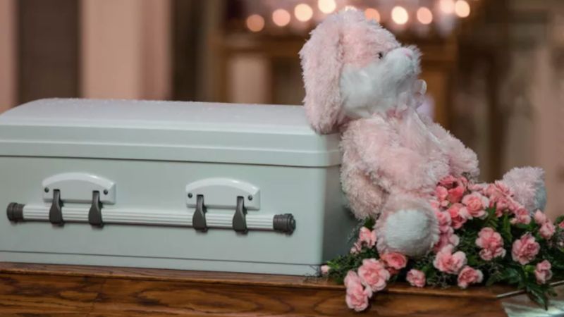 Pogrzeb noworodka znalezionego na wysypisku. Policja nadal poszukuje rodziców