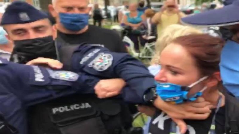 Siedmiu policjantów ruszyło na kobietę. Drastyczne sceny na wiecu Andrzeja Dudy