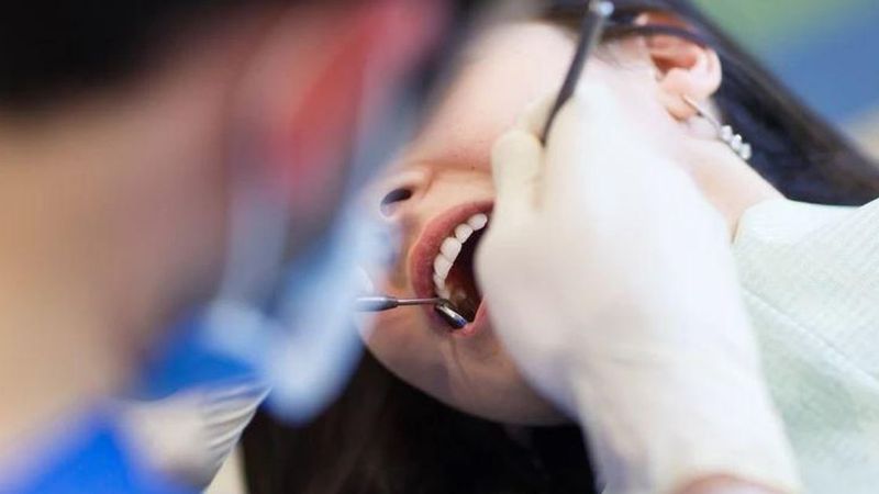 Dentysta zakażony koronawirusem. Mógł zarazić około 70 osób