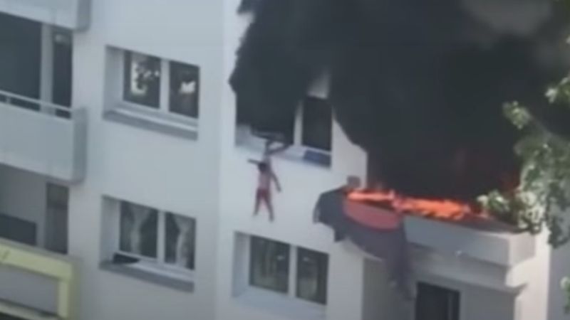 Dwoje dzieci wyskoczyło z okna. Nagranie z pożaru budynku jest porażające