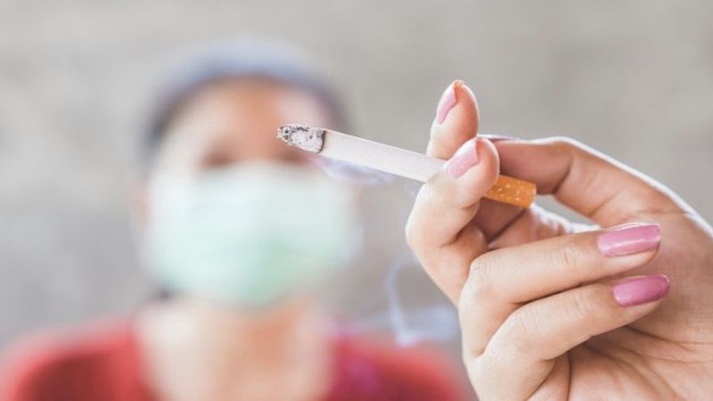 Koronawirus roznosi się przez dym papierosowy