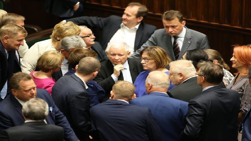 Posłowie chcą podnieść sobie pensje? „Prezes Kaczyński przymknie oko”
