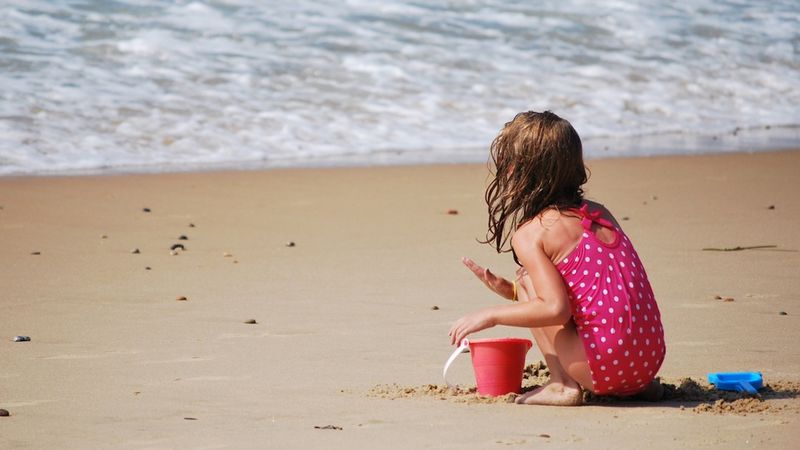 4-latka zaginęła na plaży w Kołobrzegu. „Nigdy nie trać z oczu dziecka”