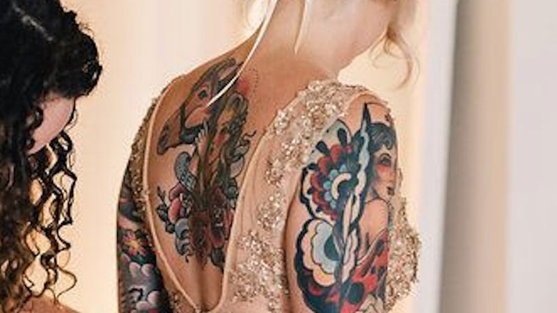 Suknia ślubna a tatuaże: czy to do siebie pasuje? 15 dowodów na to, że tak!