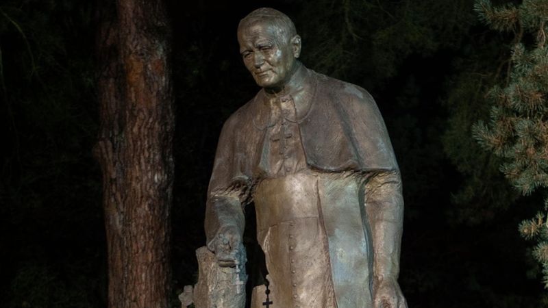 Zdewastowano pomnik Jana Pawła II. Ma na dłoniach krew