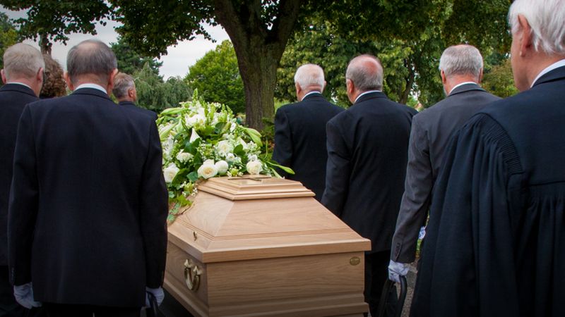 Wierni całowali zmarłych na COVID-19 biskupów w czasie pogrzebu