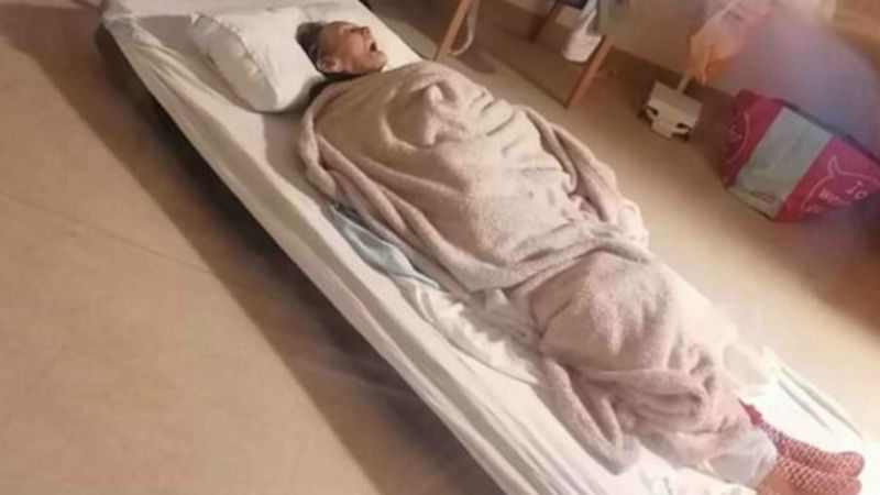 78-latka ze złamanym biodrem leżała na szpitalnej podłodze. 4 dni później zmarła