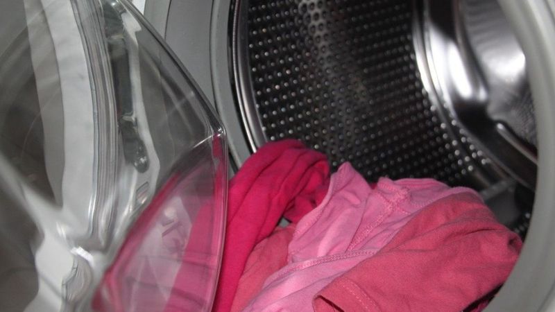 Dziecko we włączonej pralce