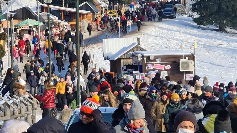 Tłumy ludzi w Zakopanem. Turyści ignorują obostrzenia i świętują na ulicach