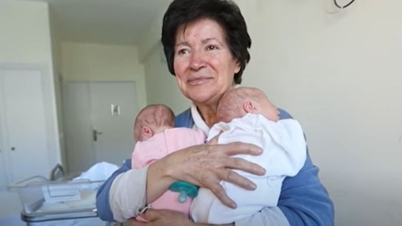 64-latka urodziła bliźnięta