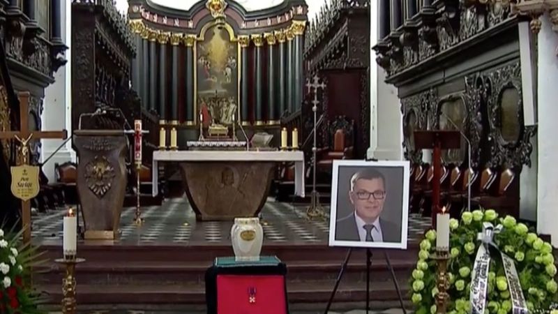 Pogrzeb Piotra Świąca. Mama dziennikarza pożegnała syna wzruszającymi słowami