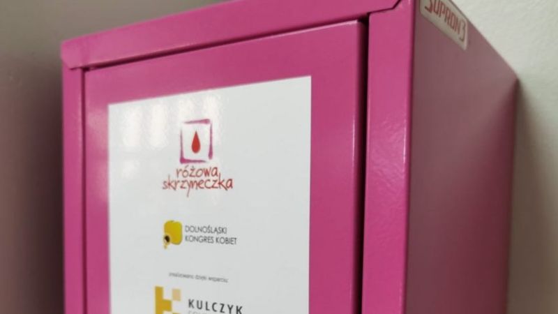 Wrocław instaluje dystrybutory podpasek. Skrzyneczki postawiono w 17 miejscach