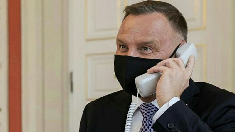 Andrzej Duda rozmawiał przez odłączony telefon