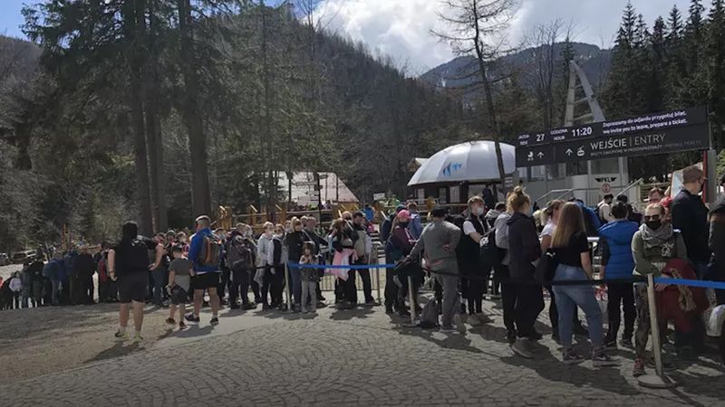 tysiące turystów pod Tatrami