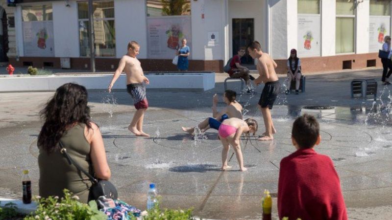 „Największa głupota tego lata” czyli kąpiele dzieci w miejskich fontannach