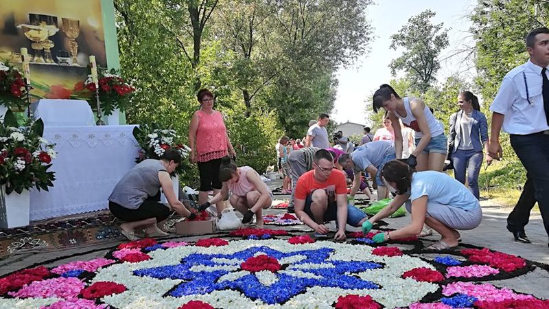 mieszkańcy tworzą dywany kwiatowe 5