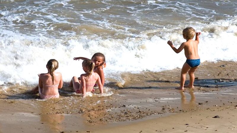 Gołe dzieci na plaży