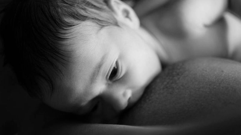Nie żyje 2-miesięczne niemowlę karmione piersią