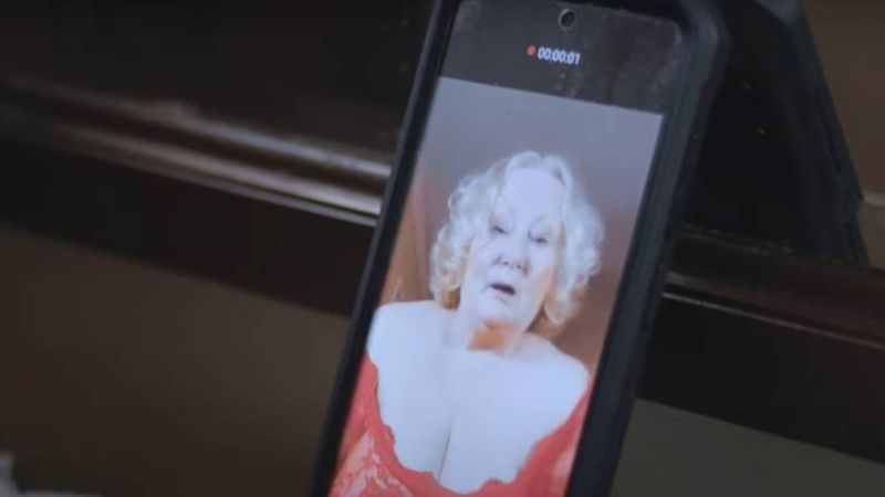 Matka prostytuuje się dla swojego syna. 69-latka nagrywa filmy pornograficzne