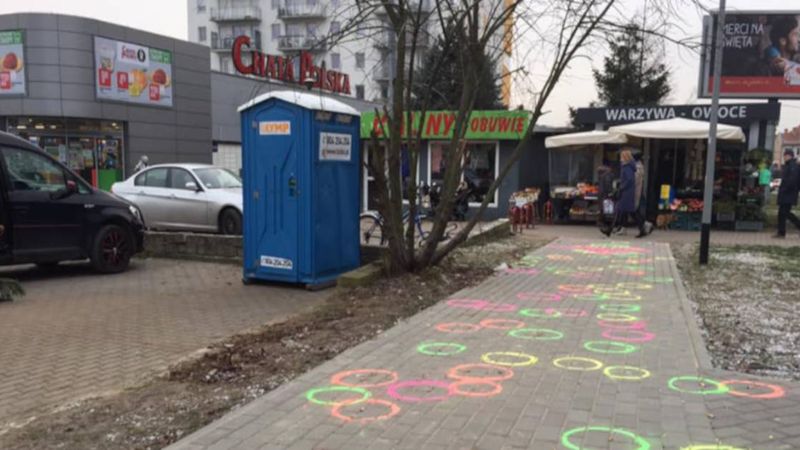 Kolorowe kręgi na polskich ulicach: o co chodzi? To bardzo ważna inicjatywa