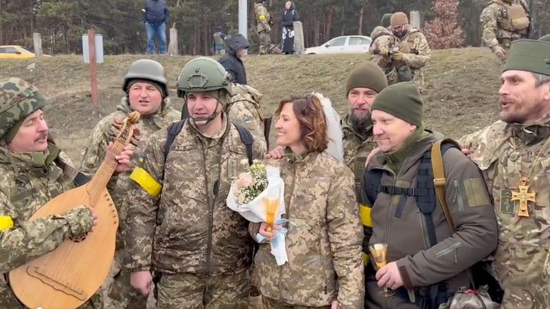 Ślub na froncie! Ukraińscy żołnierze nie chcieli czekać, postanowili się pobrać