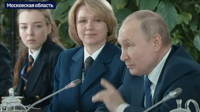 Ręka Putina przenika mikrofon