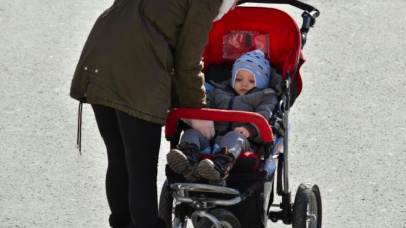 Mama z Warszawy znalazła niespodziankę od „życzliwych” sąsiadów w wózku dziecka