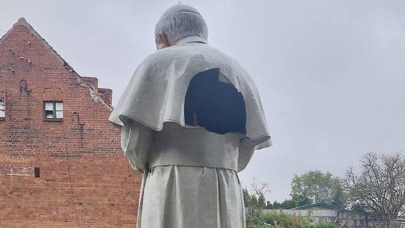 pijany 20-latek uszkodził figurę Jana Pawła II