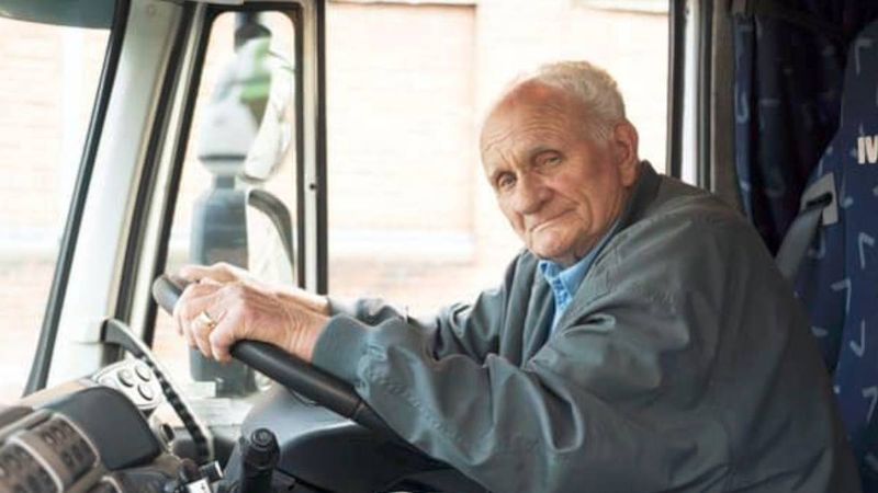 ma 90 lat i nadal pracuje jako kierowca ciężarówki