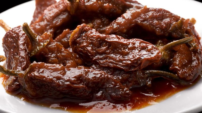 Lubisz ostrą kuchnię? Koniecznie zrób na zapas kilka słoiczków takiej papryki