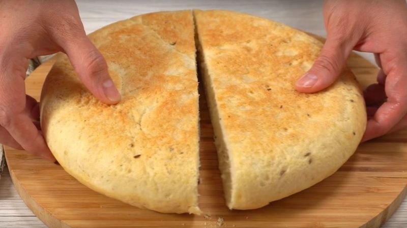 Zamiast iść do piekarni, przygotuj chleb z patelni w kilka minut. Będziesz zachwycony!