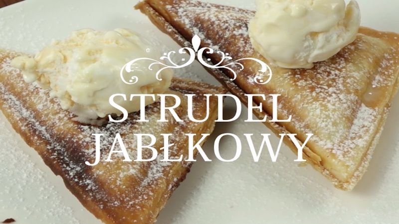 Pyszny strudel jabłkowy z cukrem pudrem i lodami