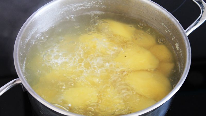 Fatalny błąd podczas gotowania ziemniaków. Popełnia go wielu Polaków